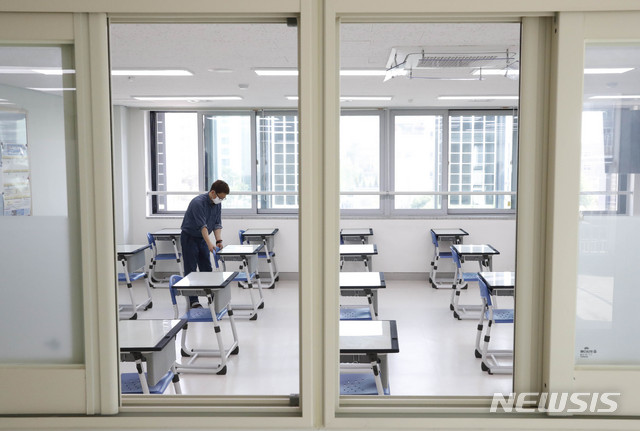 [서울=뉴시스] 박민석 기자 = 학년별 순차적 등교 수업 시작을 앞둔 4일 서울 강서구 공항고등학교에서 한 고등학교 3학년 담임선생님이 신종 코로나바이러스 감염증(코로나19) 예방을 위해 교실 책상 간 거리를 벌리고 있다. 정부는 오는 13일 고등학교 3학년은 우선 등교를 시작하고 5월 연휴 2주 뒤인 오는 20일부터 순차적 등교를 본격적으로 시작한다고 밝혔다. 2020.05.04.&nbsp; mspark@newsis.com