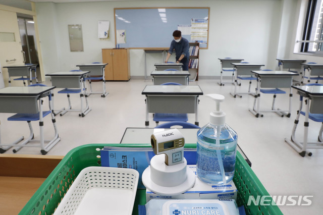 [서울=뉴시스] 박민석 기자 = 학년별 순차적 등교 수업 시작을 앞둔 4일 서울 강서구 공항고등학교 고등학교 3학년 교실에 체온계, 손 소독제 등이 비치돼 있다. 정부는 오는 13일 고등학교 3학년은 우선 등교를 시작하고 5월 연휴 2주 뒤인 오는 20일부터 순차적 등교를 본격적으로 시작한다고 밝혔다. 2020.05.04. mspark@newsis.com