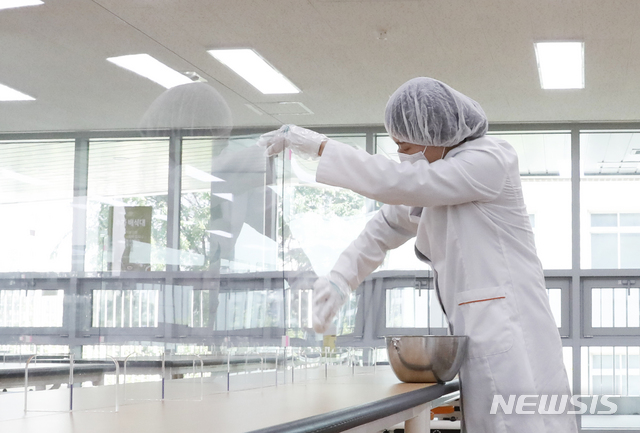 [서울=뉴시스] 박민석 기자 = 학년별 순차적 등교 수업 시작을 앞둔 4일 오후 서울 강서구 공항고등학교에서 영양사 선생님이 신종 코로나바이러스 감염증(코로나19) 예방을 위해 유리 칸막이를 설치한 급식실을 청소하고 있다. 정부는 오는 13일 고등학교 3학년은 우선 등교를 시작하고 5월 연휴 2주 뒤인 오는 20일부터 순차적 등교를 본격적으로 시작한다고 밝혔다. 2020.05.04. mspark@newsis.com