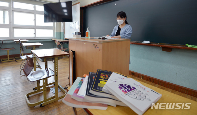 [대구=뉴시스] 이무열 기자 = 신종 코로나바이러스 감염증(코로나19) 확산세가 주춤하면서 두 달 넘게 멈췄던 학교 등교 수업이 이달 13일부터 재개된다. 4일 오후 대구 중구 남산동 경북여자고등학교에서 3학년 담임교사가 등교 개학을 앞두고 수업준비를 하고 있다. 2020.05.04.lmy@newsis.com