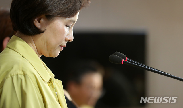 [서울=뉴시스]전신 기자 = 유은혜 사회부총리 겸 교육부 장관이 4일 서울 종로구 정부서울청사에서 등교 수업 방안 발표를 마친 후 자료를 살펴보고 있다. 2020.05.04.&nbsp; photo1006@newsis.com