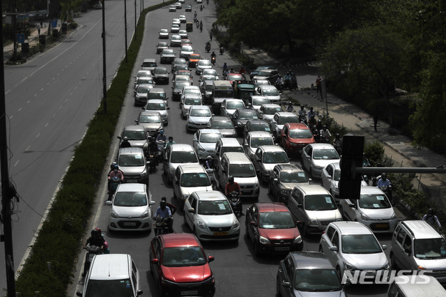[뉴델리=AP/뉴시스] 인도 뉴델리 시내 도로가 출근하는 자동차로 교통 체증을 빚고 있다. 자료사진. 2025.09.15