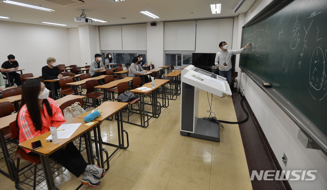 [대구=뉴시스] 이무열 기자 = 지난달 4일 대구 달서구 계명대학교 성서캠퍼스 음악공연예술대학에서 학생들이 대면 강의를 듣고 있다. 대학 측은 신종 코로나바이러스 감염증(코로나19) 확산 방지를 위해 대면 강의를 듣는 학생들은 발열 체크와 손 소독을 의무화하고 강의실 또한 사회적 거리두기가 가능한 곳에서만 수업을 진행했다. 2020.05.04.lmy@newsis.com <사진은 기사내용과 직접 관련이 없습니다.>