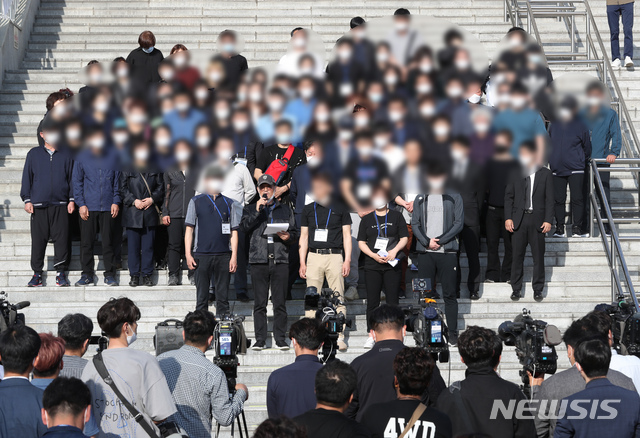 [이천=뉴시스] 고승민 기자 = 한익스프레스 물류창고 화재 유족들이 4일 경기 이천시 합동분향소가 마련된 서희청소년문화센터 앞에서 첫 기자회견을 하고 있다. 2020.05.04.kkssmm99@newsis.com