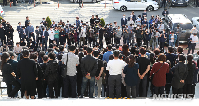 [이천=뉴시스] 고승민 기자 = 한익스프레스 물류창고 화재 유족들이 4일 경기 이천시 합동분향소가 마련된 서희청소년문화센터 앞에서 첫 기자회견을 하고 있다. 2020.05.04. kkssmm99@newsis.com