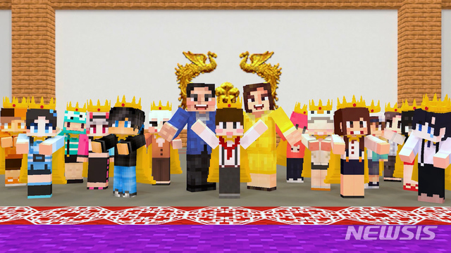 [서울=뉴시스]청와대 집무실에서 어린이날 축하 인사를 하는 문재인 대통령과 김정숙 여사의 모습. 2020.05.05. (사진 = 청와대 제공)