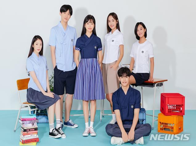 [서울=뉴시스]교육부와 문화체육관광부가 2020 한복교복 보급 시범사업을 위해 시제품 디자인 53종을 개발했다. 사진은 한복교복 하복. (사진=교육부 제공) 2020.05.05.