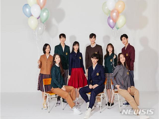 [서울=뉴시스] 교육부와 문화체육관광부가 2020 한복교복 보급 시범사업을 위해 시제품 디자인 53종을 개발했다. 사진은 한복교복 동복. (사진=교육부 제공) 2020.05.05.