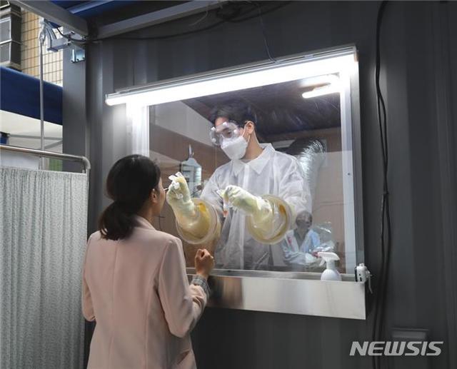 [서울=뉴시스] 서울 영등포구 보건소에 설치된 워킹스루 선별진료소. (사진=영등포구 제공) 2020.05.05.photo@newsis.com 