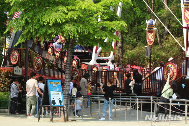 [대구=뉴시스]이지연 기자 = 5일 대구 이월드 내 놀이기구인 바이킹을 이용하는 방문객들이 한 줄씩 띄워 앉아 있다. 2020.05.05. ljy@newsis.com