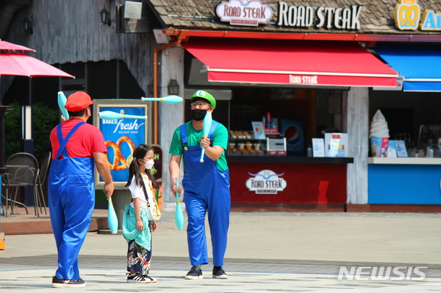 [대구=뉴시스]이지연 기자 = 5일 가족과 함께 대구 이월드를 찾은 한 어린이가 거리 공연에 참여하고 있다. 2020.05.05. ljy@newsis.com