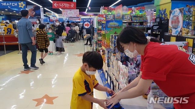[대구=뉴시스]이지연 기자 = 5일 대구 동구 율하동의 토이저러스를 찾은 한 어린이가 좋아하는 장난감을 체험해보고 있다. 2020.05.05. ljy@newsis.com