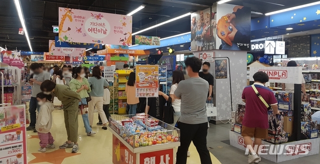 [대구=뉴시스]이지연 기자 = 5일 대구 동구의 한 장난감마트에 어린이날을 맞아 아이들의 장난감을 사려는 시민들로 북적이고 있다. 2020. 05.05. ljy@newsis.com