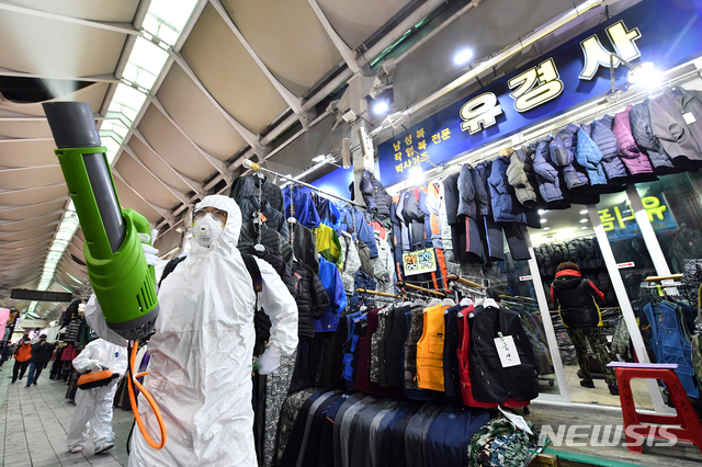 [수원=뉴시스]코로나방역체계가 ‘사회적 거리 두기’에서 6일부터 ‘생활 속 거리두기’(생활방역)로 전환되기까지 시민, 자원봉사자, 의료진, 자원봉사자, 경찰, 소방 등 드러나지 않은 영웅들의 노력이 있었다. 