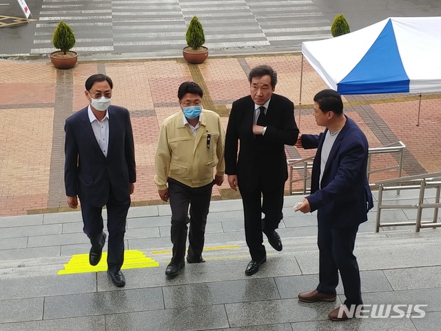 [이천=뉴시스] 안형철기자=이낙연 전 총리가 5일 오후 3시55분께 이천 화재참사 합동분향소를 찾아 조문하고, 유족들과 면담했다. 2020.05.05goahc@newsis.com