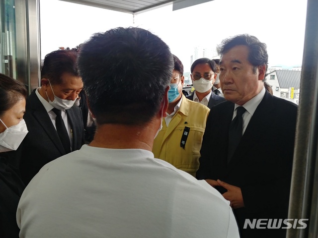 [이천=뉴시스]안형철기자=이낙연 전 총리가 5일 오후 3시55분께 이천 화재참사 합동분향소를 찾아 조문하고, 유족들과 면담했다. 사진은 이 전 총리에게 사태 해결을 호소하는 유족의 모습 2020.05.05goahc@newsis.com