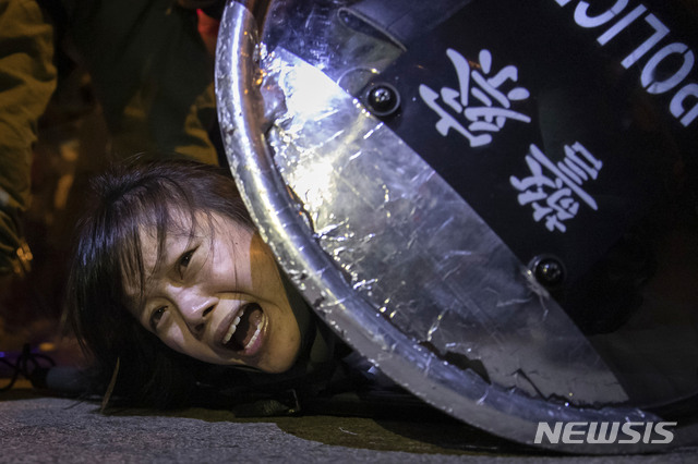 로이터 통신의 퓰리처상 수상사진인 지난 해 9월 2일 홍콩경찰의 시위진압 장면 보도사진. 