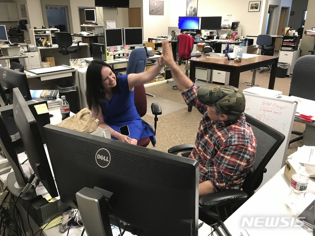 [앵커리지( 미 알래스카주)= AP/뉴시스] 4일 퓰리처상을 수상자로 발표된 뒤 기뻐하는 앵커리지 데일리뉴스의 카일 홉킨스 기자와 부인 레베카 팰셔 KTUU앵커.&nbsp; 