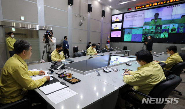 [서울=뉴시스]박주성 기자 = 박능후 중앙재난안전대책본부 1차장 (보건복지부 장관)이 5일 오전 서울 종로구 정부서울청사 재난상황실에서 코로나19 중앙재난안전대책본부 회의를 주재하고 있다. 2020.05.05. park7691@newsis.com