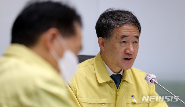 [서울=뉴시스]박주성 기자 = 박능후 중앙재난안전대책본부 1차장 (보건복지부 장관)이 5일 오전 서울 종로구 정부서울청사 재난상황실에서 코로나19 중앙재난안전대책본부 회의를 주재하고 있다. 2020.05.05. park7691@newsis.com