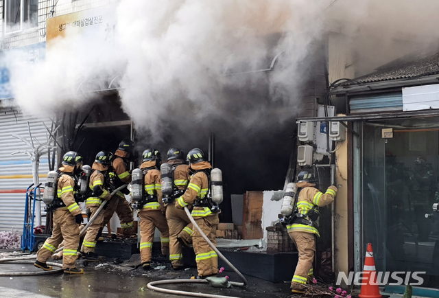 [광주=뉴시스] 류형근 기자 = 5일 오전 11시45분께 광주 북구 유동 한 식당에서 불이 나 신고를 받고 출동한 소방당국이 진화작업을 펼치고 있다. 2020.05.05.hgryu77@newsis.com