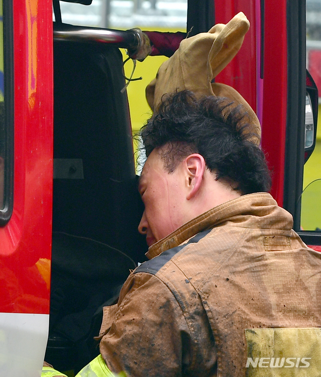 [광주=뉴시스] 류형근 기자 = 5일 오전 11시45분께 광주 북구 유동 한 창고에서 불이 났다. 화재 진압을 마친 소방대원의 얼굴에 방독면 자국이 선명하게 남아있다. 2020.05.05.&nbsp;&nbsp; hgryu77@newsis.com