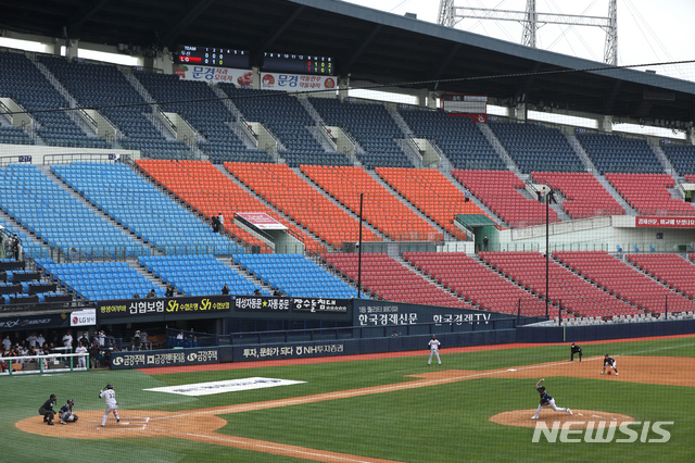 [서울=뉴시스]이윤청 기자 = 5일 오후 서울 송파구 잠실야구장에서 열린 2020 KBO리그 두산 베어스와 LG 트윈스의 무관중 개막 경기, 3회말 두산 선발 알칸타라가 역투하고 있다. 2020.05.05. radiohead@newsis.com