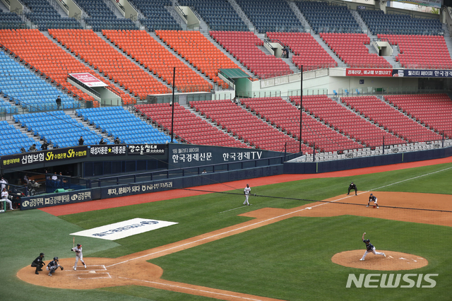 [서울=뉴시스]이윤청 기자 = 5일 오후 서울 송파구 잠실야구장에서 열린 2020 KBO리그 두산 베어스와 LG 트윈스의 무관중 개막 경기, 3회말 두산 선발 알칸타라가 역투하고 있다. 2020.05.05. radiohead@newsis.com