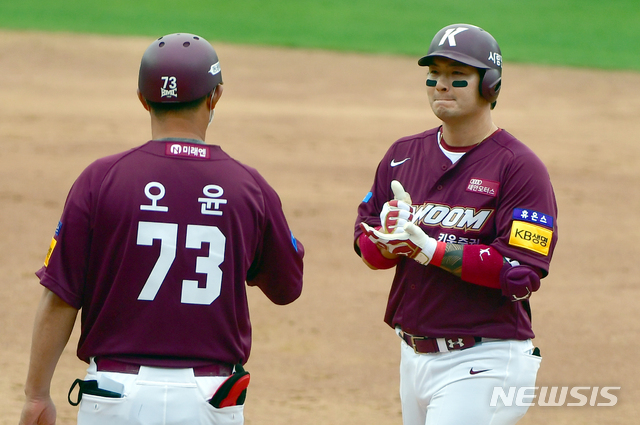 [광주=뉴시스] 류형근 기자 = 5일 오후 광주 북구 광주-기아챔피언스필드에서 열린 2020프로야구 개막전 KIA 타이거즈 대 키움 히어로즈의 경기, 5회초 1사 1루에서 키움 4번타자 박병호가 안타를 친 뒤 엄지 손가락을 치켜세우고 코로나19 의료진들을 응원하는'덕분에 챌린지'를 하고 있다. 2020.05.05. hgryu77@newsis.com