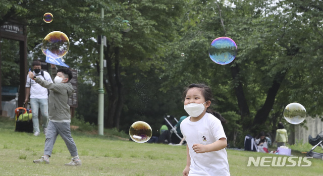 [서울=뉴시스]최진석 기자 = 어린이들이 어린이날인 5일 오후 서울 광진구 어린이대공원에서 황금연휴를 만끽하고 있다. 2020.05.05. myjs@newsis.com