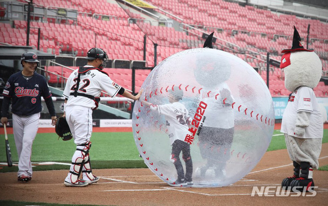 [서울=뉴시스] 이영환 기자 = 프로야구 개막일인 5일 경기 수원 kt위즈파크에서 열린 2020 KBO리그 kt위즈와 롯데자이언츠의 경기, 이라온 어린이가 비접촉 시구를 하고 있다. (사진=kt위즈 제공) 2020.05.05.&nbsp;&nbsp;&nbsp;&nbsp; photo@newsis.com
