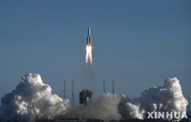 [원창=신화/뉴시스]중국의 대형 운반로켓 창정(長征) 5B가 5일 하이난(海南)성 원창(文昌) 위성발사센터에서 첫 시험발사에 성공했다. 2020.05.05.