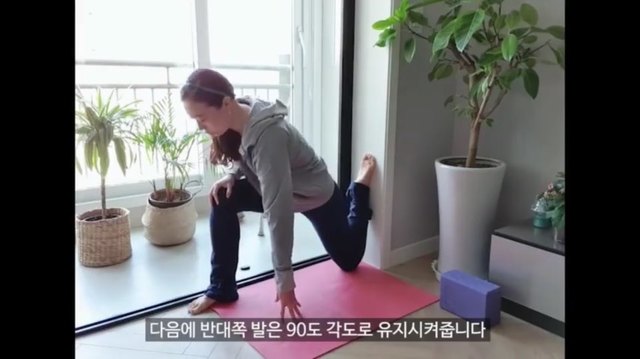 [서울=뉴시스] 강미선 수석무용수 홈트. 2020.05.06. (사진 = 유니버설발레단 인스타그램 캡처) photo@newsis.com 