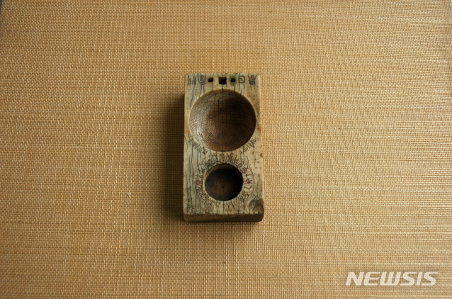 [서울=뉴시스] 상아제 휴대용 앙부일구(강익수 1901년).(사진=문화재청 제공) 2020.5.6 photo@newsis.com
