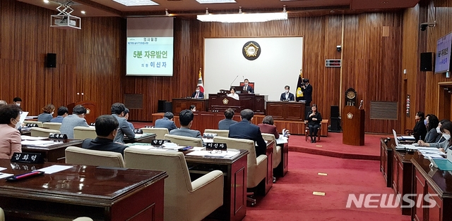 [대구=뉴시스] 이지연 기자 = 6일 오전 대구 달서구의회 제270회 본회의에서 이신자 의원이 5분발언을 하고 있다. 2020.05.06 ljy@newsis.com