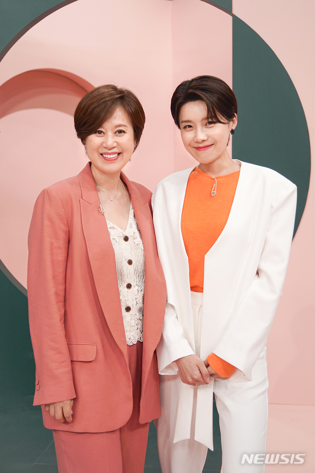 [서울=뉴시스] JTBC 새 에능 프로그램 '1회가 될 순 없어' MC 박미선(왼쪽)과 장도연 (사진=JTBC 제공) 2020.05.06. photo@newsis.com