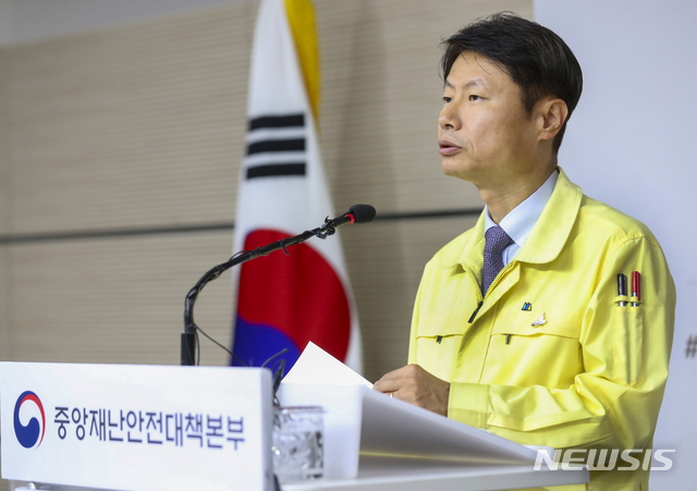 [서울=뉴시스]김강립 보건복지부 차관 겸 중앙재난안전대책본부 1총괄조정관이 6일 오전 11시 정부세종청사에서 열린 신종 코로나 바이러스 감염증(코로나19) 정례브리핑에서 발언하고 있다.(사진=중앙재난안전대책본부 제공) 2020.05.06. photo@newsis.com