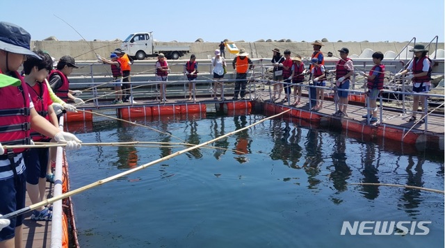 [안동=뉴시스] 지난해 어촌체험 휴양마을에서 도시 학생들이 어촌체험을 하고 있는 모습. (사진=경북도 제공) 2022.08.31