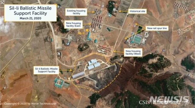 [서울=뉴시스] 미국의 북한 전문매체 '비욘드 패러렐(Beyond Parallel)'은 지난 3월21일 촬영된 사진을 근거로 북한이 평양 순안공항 인근 신리 지역에서 3개의 대형 건물과 대규모 지하시설, 가려진 철로 터미널 등으로 구성된 총 규모 44만2300㎡의 탄도미사일 지원시설을 짓고 있다는 분석 결과를 5일(현지시간) 발표했다. 2020.05.06. (사진=비욘드 패러렐 캡처) photo@newsis.com