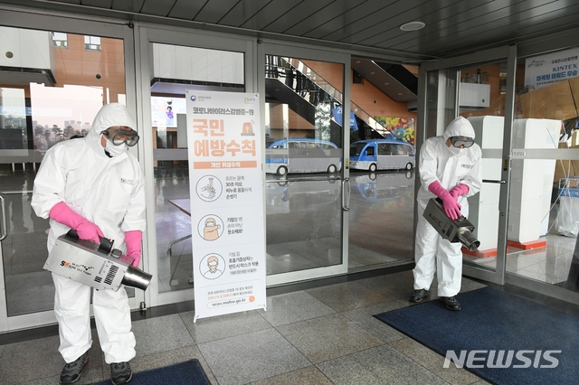 국내 최대 규모 전시컨벤션센터인 킨텍스가 전시회 개최 등을 앞두고 건물 내외부에 대한 방역 활동을 진행하고 있다.(사진=킨텍스 제공)