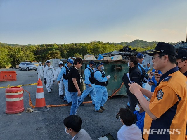 【이천=뉴시스】김경호 기자= 경기남부지방경찰청 과학수사대, 국립과학수사연구원 등 6개 기관 41명이 6일 오후 4시40분께 이천 화재참사 현장에서 3차 합동감식을 마치고 나오고 있다. 2020.05.06 kgh@newsis.com 