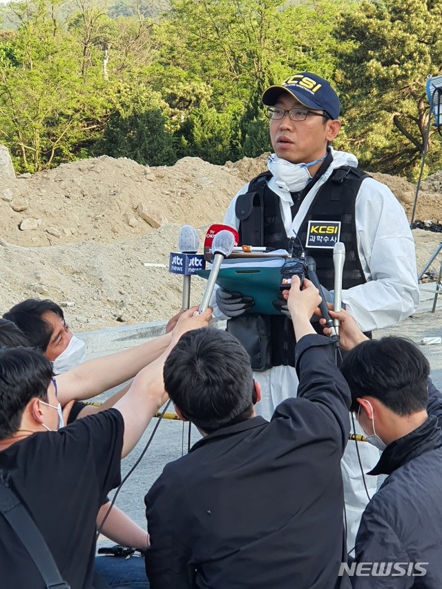 【이천=뉴시스】김경호 기자= 정요섭 경기남부지방경찰청 과학수사대장이 6일 오후 4시40분께 국립과학수사연구원 등 6개 기관 41명이 투입된 3차 합동감식을 마치고 기자들에게 브리핑을 하고 있다. 2020.05.06kgh@newsis.com 
