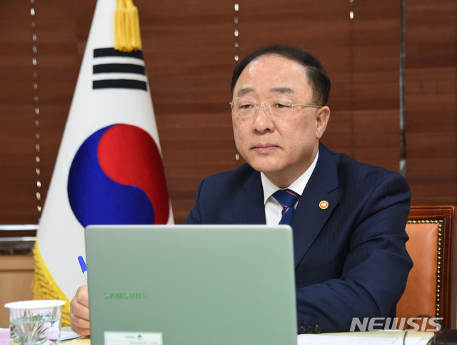 [세종=뉴시스]홍남기 경제부총리 겸 기획재정부 장관이 6일 오후 서울 광화문 정부서울청사에서 우무르자코프 우즈베키스탄 부총리와 '제3차 한-우즈벡 경제부총리 화상회의'를 하고 있다. 2020.05.06 (사진 = 기재부 제공) photo@newsis.com