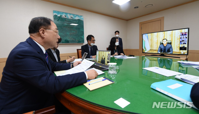 [세종=뉴시스]홍남기 경제부총리 겸 기획재정부 장관이 6일 오후 서울 광화문 정부서울청사에서 우무르자코프 우즈베키스탄 부총리와 '제3차 한-우즈벡 경제부총리 화상회의'를 하고 있다. 2020.05.06 (사진 = 기재부 제공) photo@newsis.com 