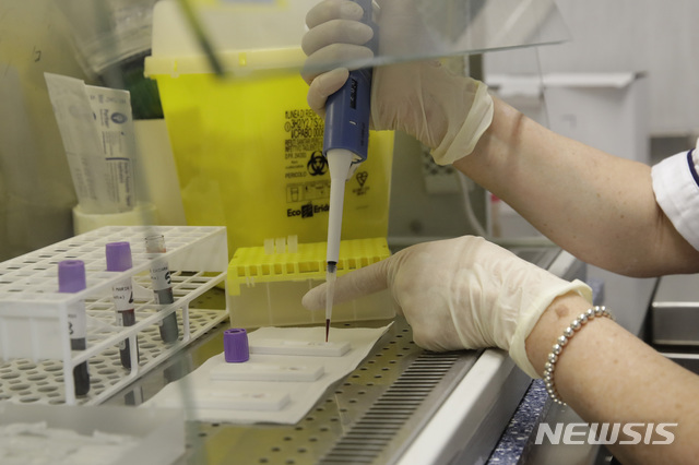 [로마=AP/뉴시스] 신종 코로나바이러스 감염증(코로나19) 확산이 잦아들며 국경을 개방한 이탈리아에서 또다시 집단 감염 사례가 나왔다. 사진은 지난 5월 로마의 한 선별진료소에서 채취한 혈액으로 코로나19를 검사 중인 모습. 2020.6.16.