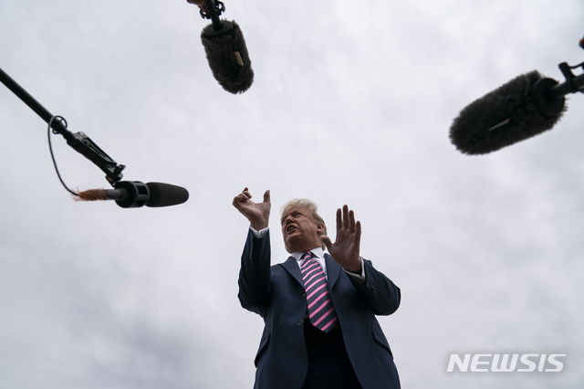 [앤드루스공군기지=AP/뉴시스]도널드 트럼프 미국 대통령이 5일(현지시간) 앤드루스공군기지에서 전용기 탑승 전 기자들에게 발언하고 있다. 2020.05.06.