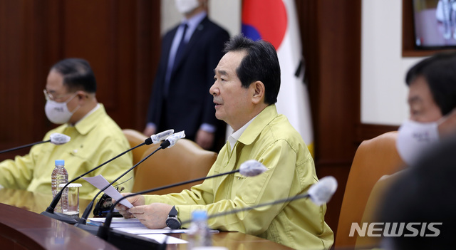 [서울=뉴시스] 전진환 기자 = 정세균 국무총리가 6일 오전 서울 종로구 정부서울청사 영상회의실에서 코로나19 대응 중앙재난안전대책본부 회의를 주재하고 있다. 2020.05.06.&nbsp; amin2@newsis.com