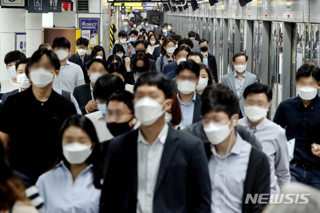 [서울=뉴시스]김병문 기자 = 생활 속 거리두기 첫날인 지난달 6일 오전 서울 종로구 광화문역 승강장에 마스크를 착용한 시민들이 출근길 발걸음을 재촉하고 있다. 2020.05.06. dadazon@newsis.com