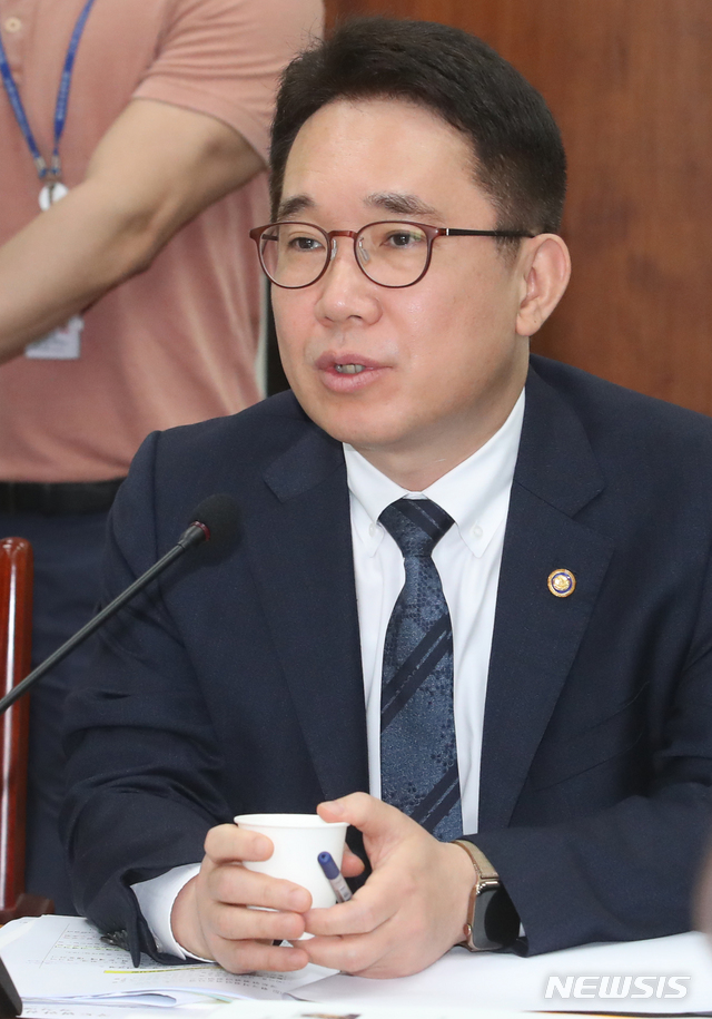 [서울=뉴시스]김명원 기자 = 박선호 국토부 제1차관이 6일 오전 서울 여의도 국회 국토교통위원회에서 열린 국토법안심사소위원회에 참석해 의원들의 질의에 답하고 있다. 2020.05.06.&nbsp; kmx1105@newsis.com