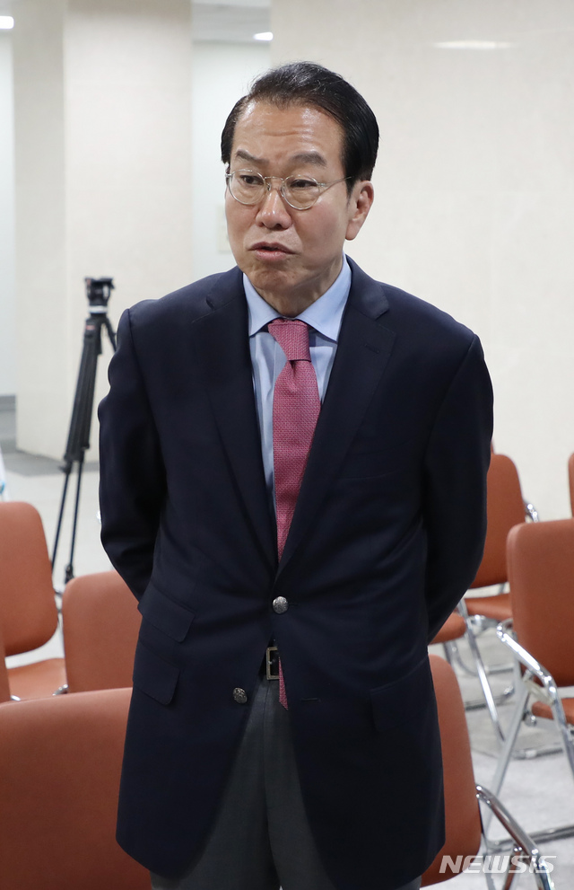 [서울=뉴시스] 고승민 기자 = 권영세 미래통합당 당선인이 6일 서울 여의도 국회 소통관에서 차기 원내대표 경선 출마를 선언하기 전 기자들과 대화를 하고 있다. 2020.05.06.kkssmm99@newsis.com